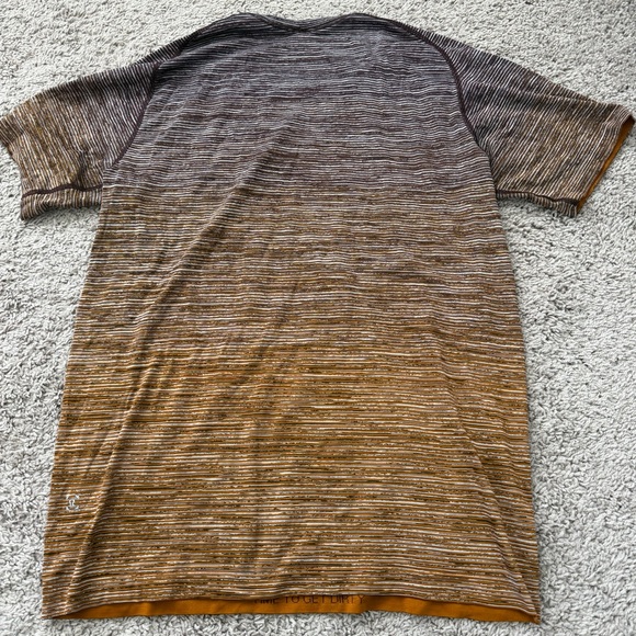 Lululemon Men's Metal Vent Tech Short Sleeve shirt in a Dark Adobe Fools Gold - Picture 3 of 6